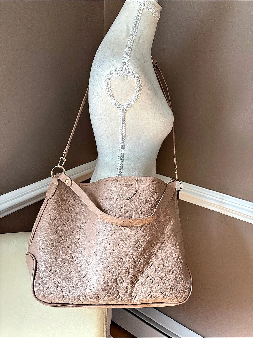 Fashion- Louis Vuitton Loop Hobo Shoulder Bag Beige